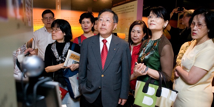 右圖：許勝傑董事長贊助國藝會「科技藝術專案」的推廣與教育部分，圖為其與夫人出席第三屆展覽開幕式現場。