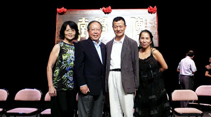 許勝傑董事長賢伉儷（左起）長年贊助國內表演團體，圖為其與當代傳奇劇場的藝術總監吳興國和行政總監林秀偉之合照。