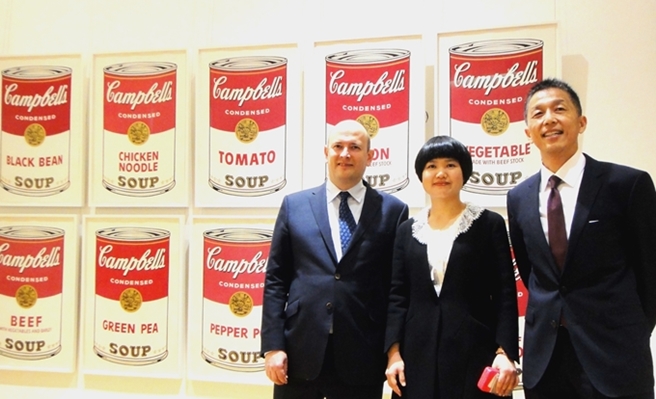 由左至右為 UBS 藝術藏品策展人 Stephen McCourbey、BELLAVITA 寶麗廣塲梁佳敏董事、UBS台灣區財管執行長陳允懋。「BELLAVITA 企業此次熱情響應瑞銀的典藏展,開幕當晚幾乎停館,並開放民眾免費看展。」對陳允懋來說,這也是一種藝企合作的方式。(圖片提供:瑞士銀行)