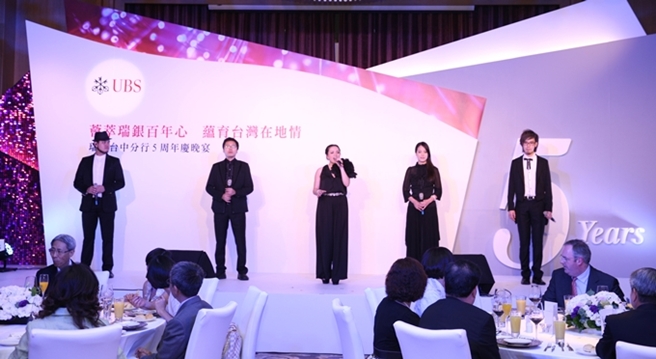 瑞銀於各地舉辦各活動,都會以本地藝術家為主。此為台中分行五周年慶時,邀請當時得到三座金曲獎的歐開合唱團到場表演。(圖片提供:瑞士銀行)