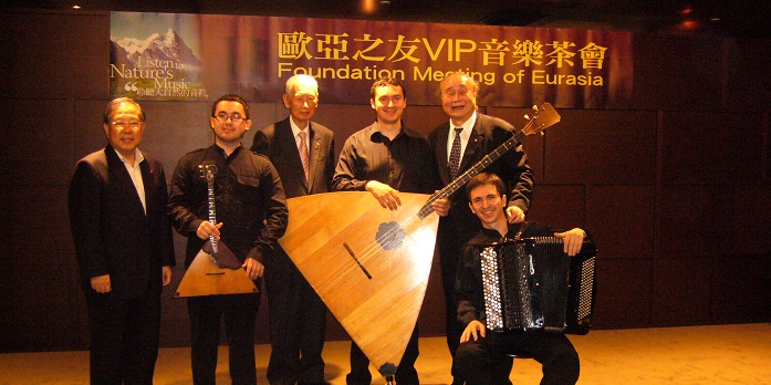 2012年6月，許勝傑董事長（圖下中）於歐亞慈善音樂會現場致詞。