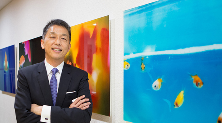 瑞士銀行銀台灣區財富管理執行長陳允懋先生,牆上為蜷川實花 Liquid Dreams 系列作品。(攝影:李基宏)