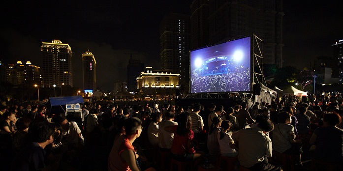 2012年八月許勝傑董事長甫舉辦完德國惹惹樂團來台演出，邀請企業員工一起感受參與藝文的美好。