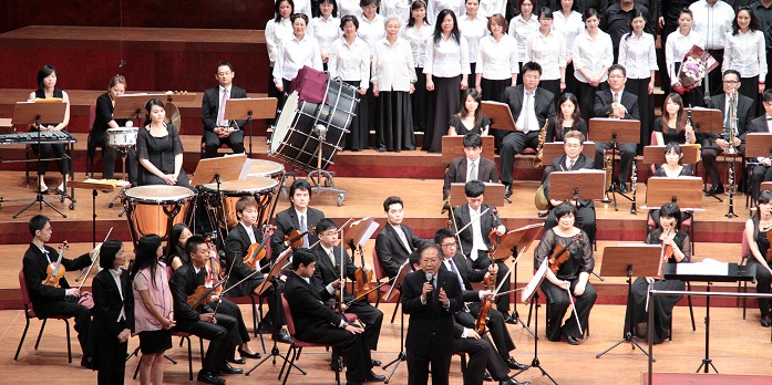 歐亞管絃樂團於2012年開始推動歐亞之友音樂會，許勝傑董事長（圖左）為其中重要推手。