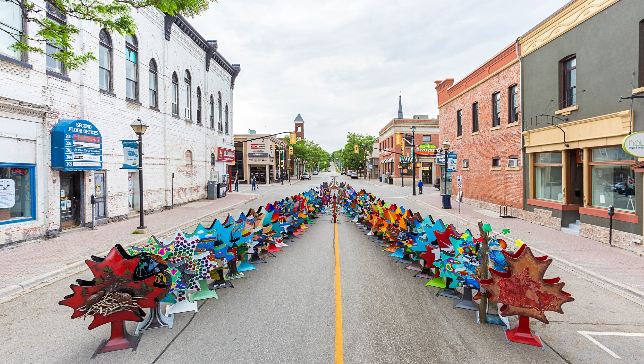 年度主題Maple Masterpieces，楓葉雕塑在奧利里亞的街道上排成一個V字。（Photo© Tyler Knight）