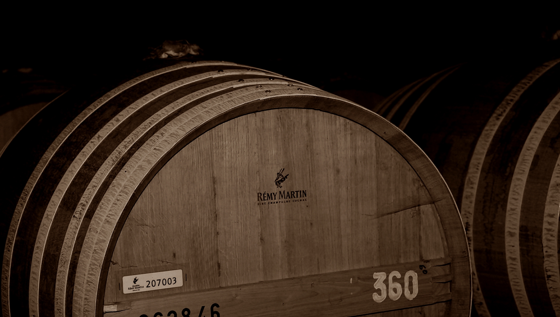 好酒是越陳越香，橡木桶陳年的時間，決定了干邑的品質，人頭馬將釀造干邑的概念，帶進電影文化的保存之中。