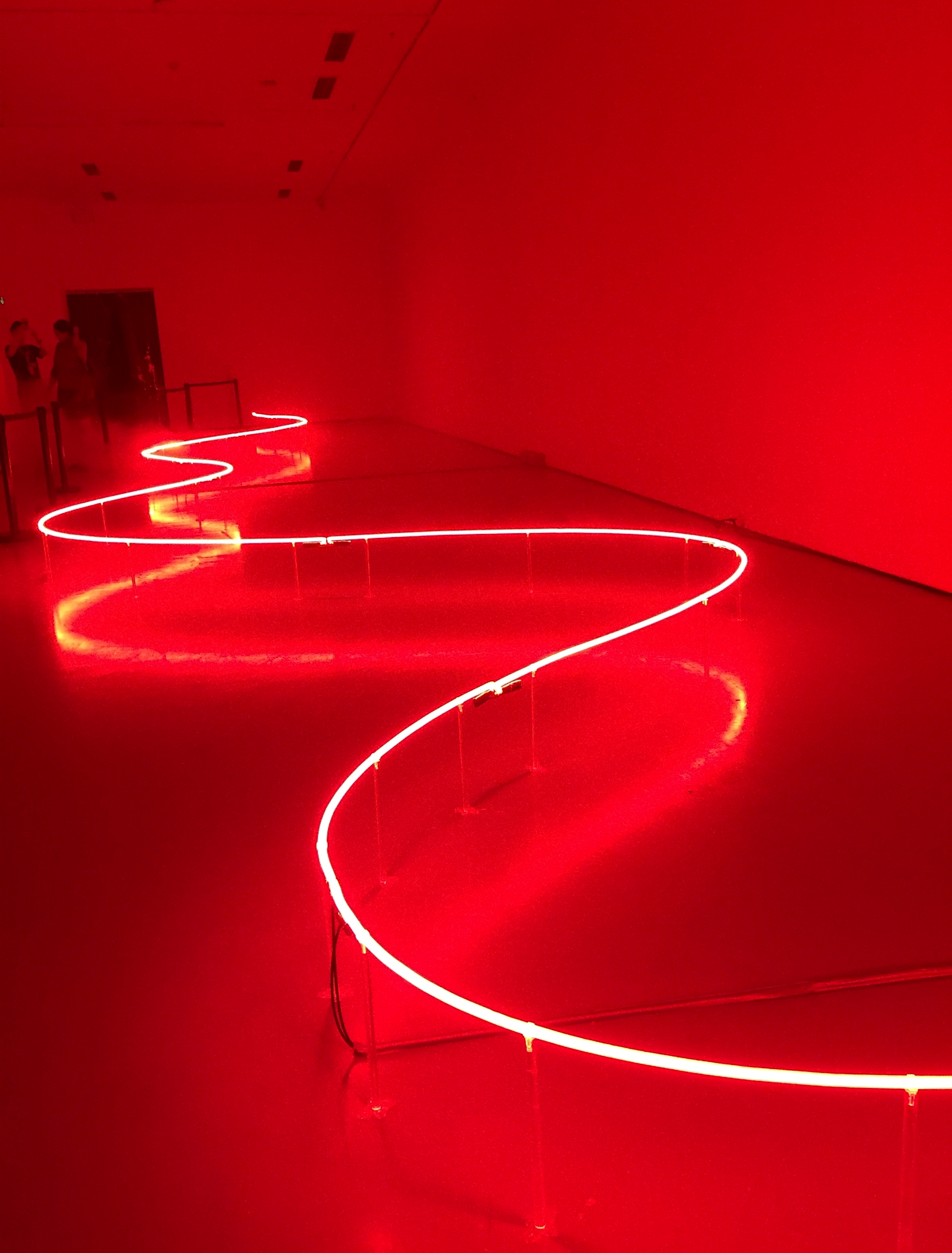 作品《我夢中的另一個世界》以紅色燈光模擬火山熔岩的威脅感。