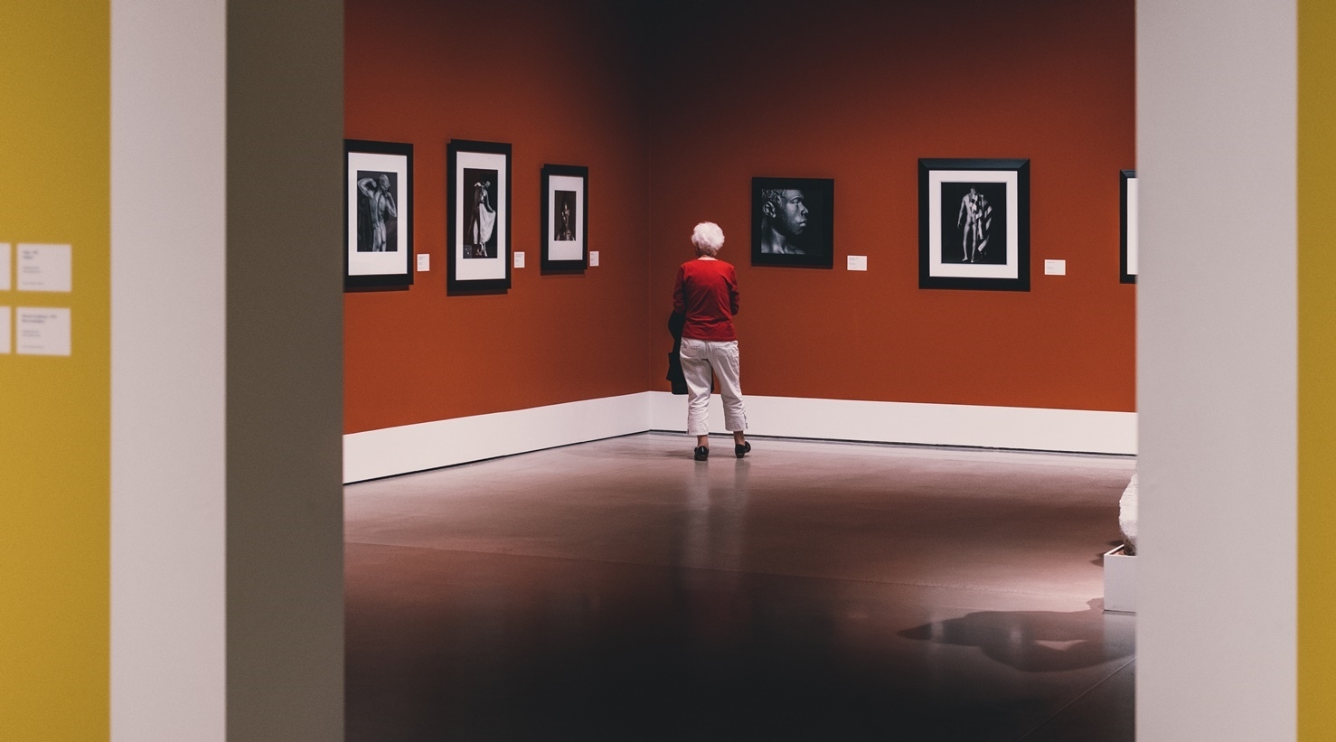 燈光運用的優劣關乎著藝術品能否被忠實呈現以及觀者的視覺體驗（Photo©Splash）