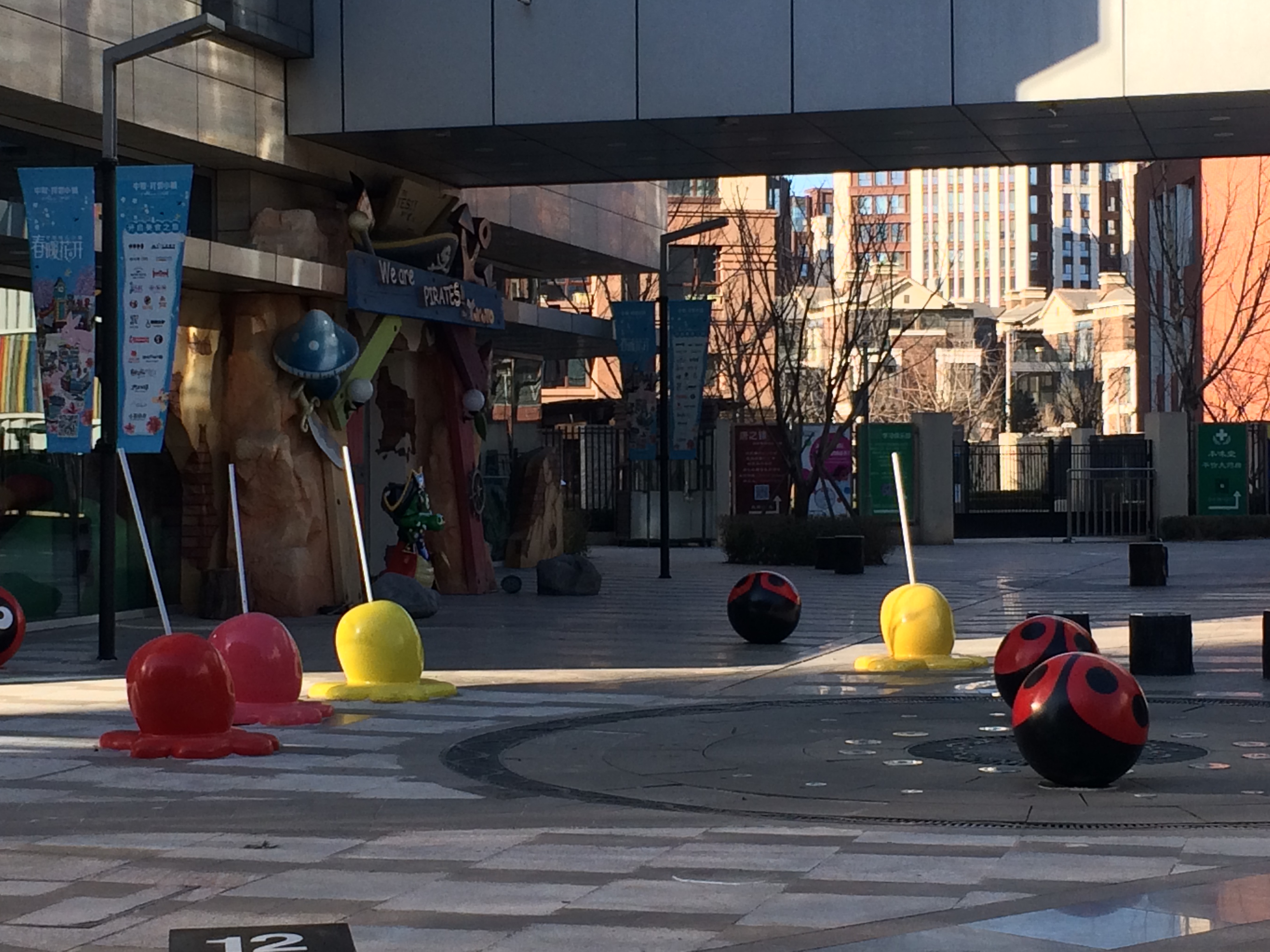 具有獨特視角和超凡想像力的作品，在無「圍牆」的小鎮「街區」、「街角」進行展出。讓藝術不再是高高在上，而是切實可感的生活樂趣。