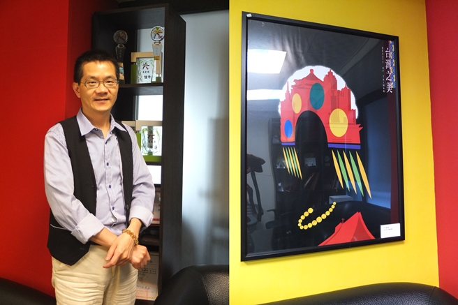 左圖:過去曾在聯合文學、天下雜誌、時報出版等知名文化出版媒體擔任要職的朱玉昌總監,現已轉換跑道,結合過去媒體行銷專長,致力於開創漢學文化的新熱潮。 右圖:宋董事長懸掛於會議室內的收藏-施令紅老師的海報作品《台灣之美》。