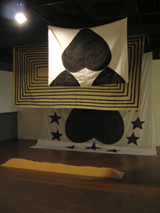 金車文藝中心台北館「我 英雄──新青年藝術創作聯展」，何季圜作品《塚》。（攝影／蘇怡如）