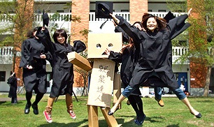 學校扮演藝企媒合的平台，期望能將校園中的新生代藝術能量推向企業職場，圖中為「就業達人」為畢業生加油打氣。