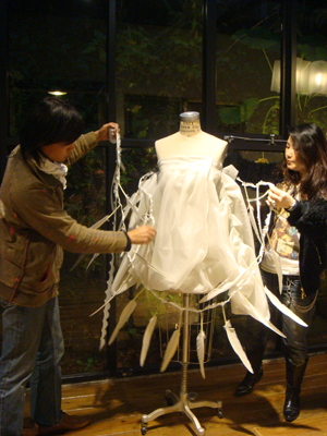 溫慶珠與游文富合作,由溫慶珠設計白色小禮服,游文富以羽毛創作白色禮服上的山茶花及LED燈飾等配件,浪漫而意涵豐富。