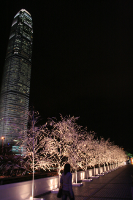 2006年，游文富受富邦藝術基金會邀請，參與了基金會首度進軍香港的展覽「同感童感」，與數十位香港學生一起合作，創作大型作品《港邊竹語》。