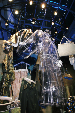 2007年3月春夏服裝發表會,溫慶珠以策展的方式,呈現主題「Mercury莫可里:水星」。