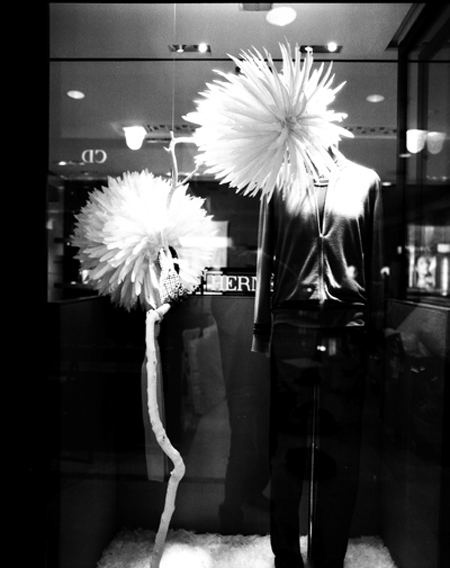 游文富以白色羽毛作來塑造線條,同時也讓商品成為很好的聚焦點;既呈現了自己的藝術特質,也達到了商業期待的效果,讓作品與愛馬仕的商品相得益彰。(圖/游文富提供)