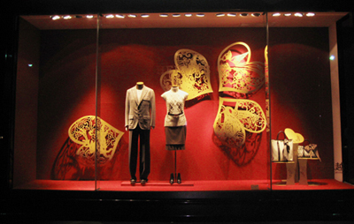 2007年台灣愛馬仕與亞洲文化協會(ACC)台北分會合作,由ACC推薦台灣年輕藝術家為愛馬仕台灣櫥窗進行創作,張杏玉是以不鏽鋼烤漆材質呈現櫥窗光影氛圍變化。(圖/愛馬仕提供)