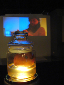 金車文藝中心台北館「我 英雄──新青年藝術創作聯展」，張岑宇作品《夾娃娃》。（攝影／蘇怡如）