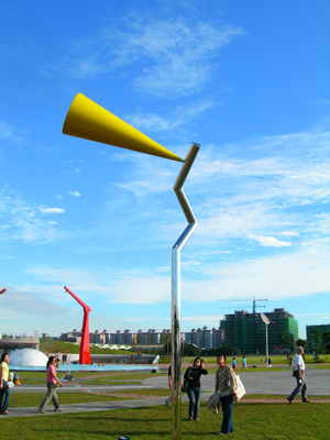 橘園曾連續兩年參與高雄鋼鐵藝術節的規畫與執行。其間邀請日籍藝術家松本薰參與，高雄民眾親眼目睹風動藝術的精準、美麗與優雅。