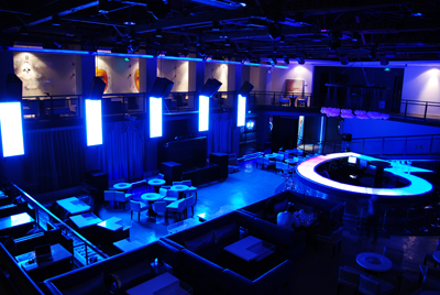 青鳥新近完成北京新媒體藝術會所的互動裝置設計，LED吧檯設計則讓模特兒或舞者可以走秀表演。