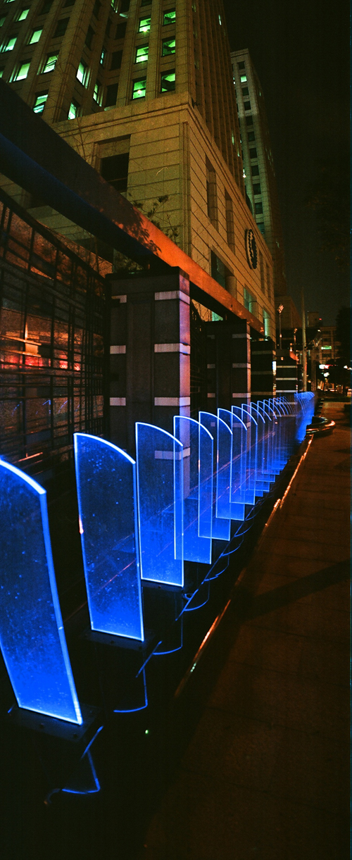 「交通部暨中華電信仁愛綜合大樓新建工程公共藝術」案中，青鳥新媒體藝術的作品《波之舞》。