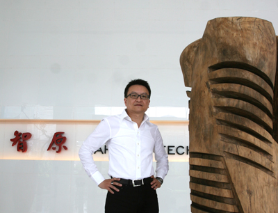 智原科技總經理林孝平與08年首檔展覽為「森林呼吸│蕭長正個展」作品合影。（攝影／蘇怡如）