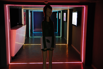 青鳥新近完成北京新媒體藝術會所的互動裝置設計，位於出入走道的色LED光線框。