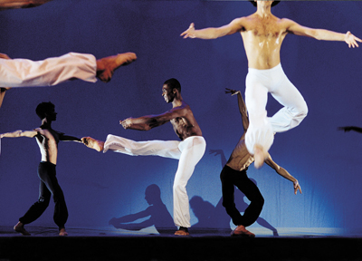 2005年新象邀請瑞士洛桑「貝嘉芭蕾舞團」來台演出。圖為其演出之《七支希臘舞》（7 danses grecques）之劇照。（ photo by F.Paolini，新象提供）