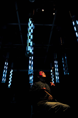 第三屆台北數位藝術節（2008）與國立台南藝術大學合作的案例《南方樂浪II：隱性時空》，結合了藝術團體「朗機工」的互動裝置與該校應用音樂系學生的現場演出。（在地實驗提供）