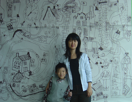 自閉症藝術潛能開發課程教師韓淑華（右）及其學生。