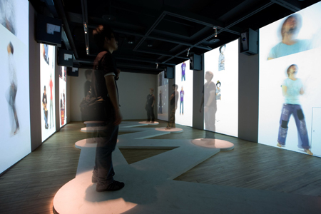 國藝會第三屆科技藝術創作與發表專案之成果展「科光幻影2008──對話之外」,台灣愛普生為主要贊助企業之一,圖為藝術家吳達坤作品《迷樓-台北》。