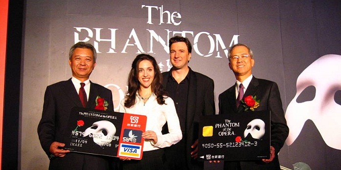 台新金控贊助音樂劇《歌劇魁影》，同時推出以《歌劇魁影》為卡面之信用卡產品。台新文化藝術基金會提供。