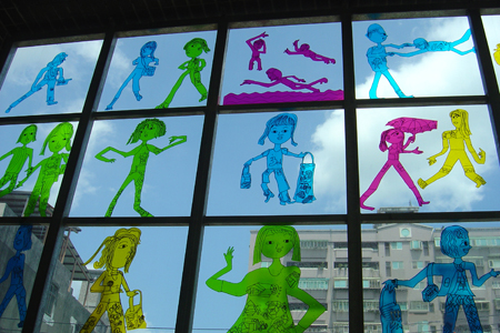 自2001年至2006年連續五年舉辦之「界外藝術」展，圖為2006年6月於五股立體停車場一樓展出現場。