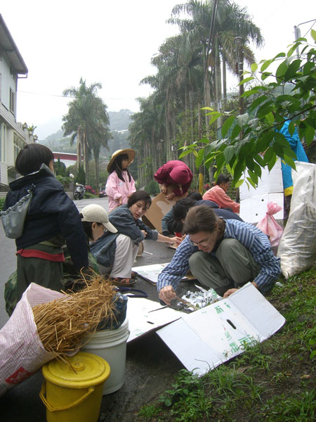 綠手指魔法師Perter,將花園新城的垃圾場打造成有機菜園,這是他們「收復都市」的實驗計畫之一,歡迎你一起來玩城市花園的游擊戰。