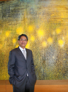 台新金控董事長吳東亮，其後為藝術家江賢二作品。攝影／蘇怡如