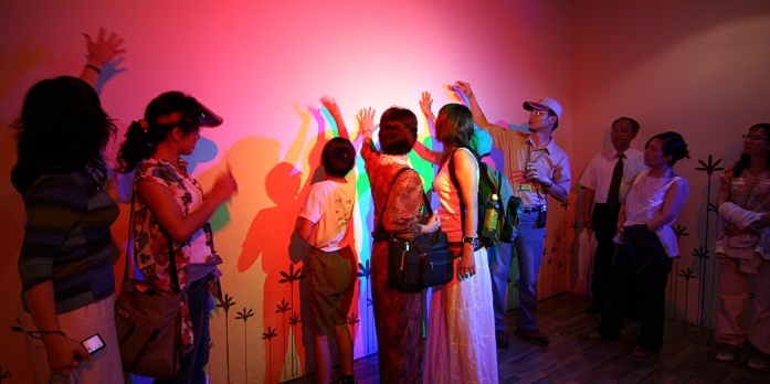 「第二屆藝教於樂專案」獲補團隊視覺藝術協會計畫「互動藝術的神奇魔力」於台北縣自強國小上課一景。