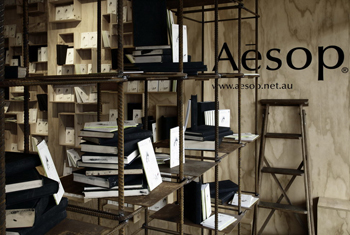 Aēsop澳洲新店fitzroy將全店的產品撤下,取而代之並在店內販售的是馬奎斯的短篇小說《第十位中毒的英國人》。(Aēsop提供)