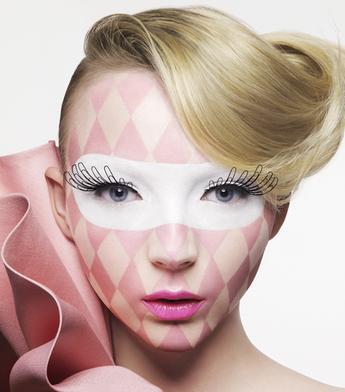 植村秀與Viktor & Rolf合作《2008東京風尚睫》之「V&R 限量假睫毛 飛翼羽」。