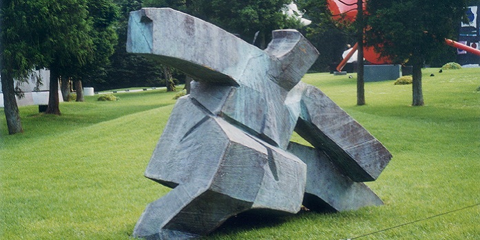 藝術家朱銘於1995年在日本箱根雕刻之森美術館展出「太極系列」。（朱銘美術館提供）