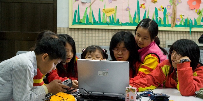 圖為「第二屆藝教於樂專案」獲補團隊視覺藝術協會計畫「互動藝術的神奇魔力」於台北縣自強國小上課一景。