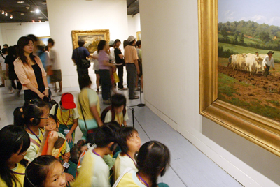 國立歷史博物館的年度大展「驚艷米勒──田園之美畫展」，力晶文化基金會提供全省1200個低收入戶的國小學童免費參觀展覽的機會。（詹曼君提供）