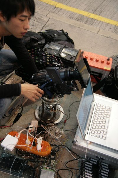 陳志建《換日線》於香港街頭取鏡。（陳志建提供）