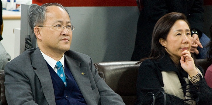 李翼文(左)、劉如容(右)夫婦前往觀賞「藝教於樂專案」獲補計畫上課情形。