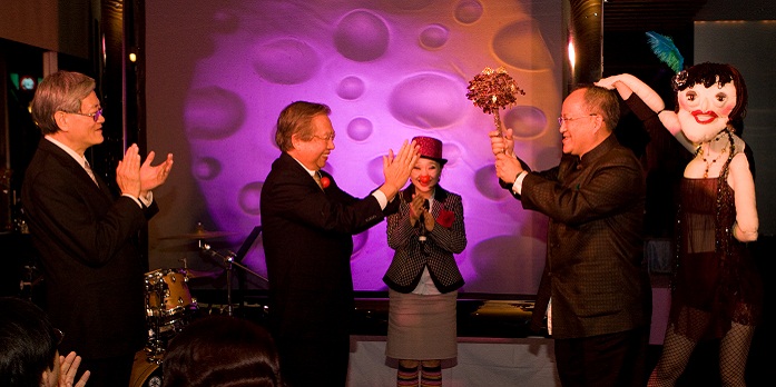 李翼文於2008年起接任「國藝之友」會長,2007年終晚會上「國藝之友」前任會長洪敏弘將象徵會長職責之權杖交接給新任會長李翼文。左起國藝會前任董事長李魁賢、洪敏弘、李翼文。