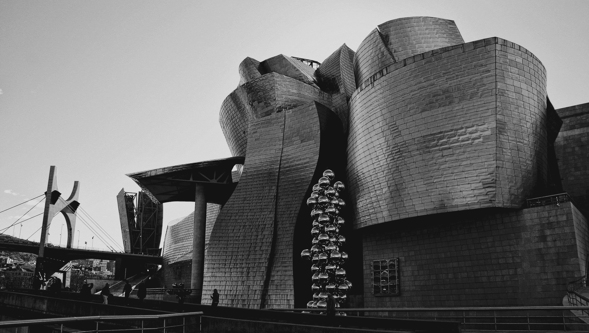 位於西班牙的畢爾包古根漢美術館（Guggenheim Museum Bilbao）
