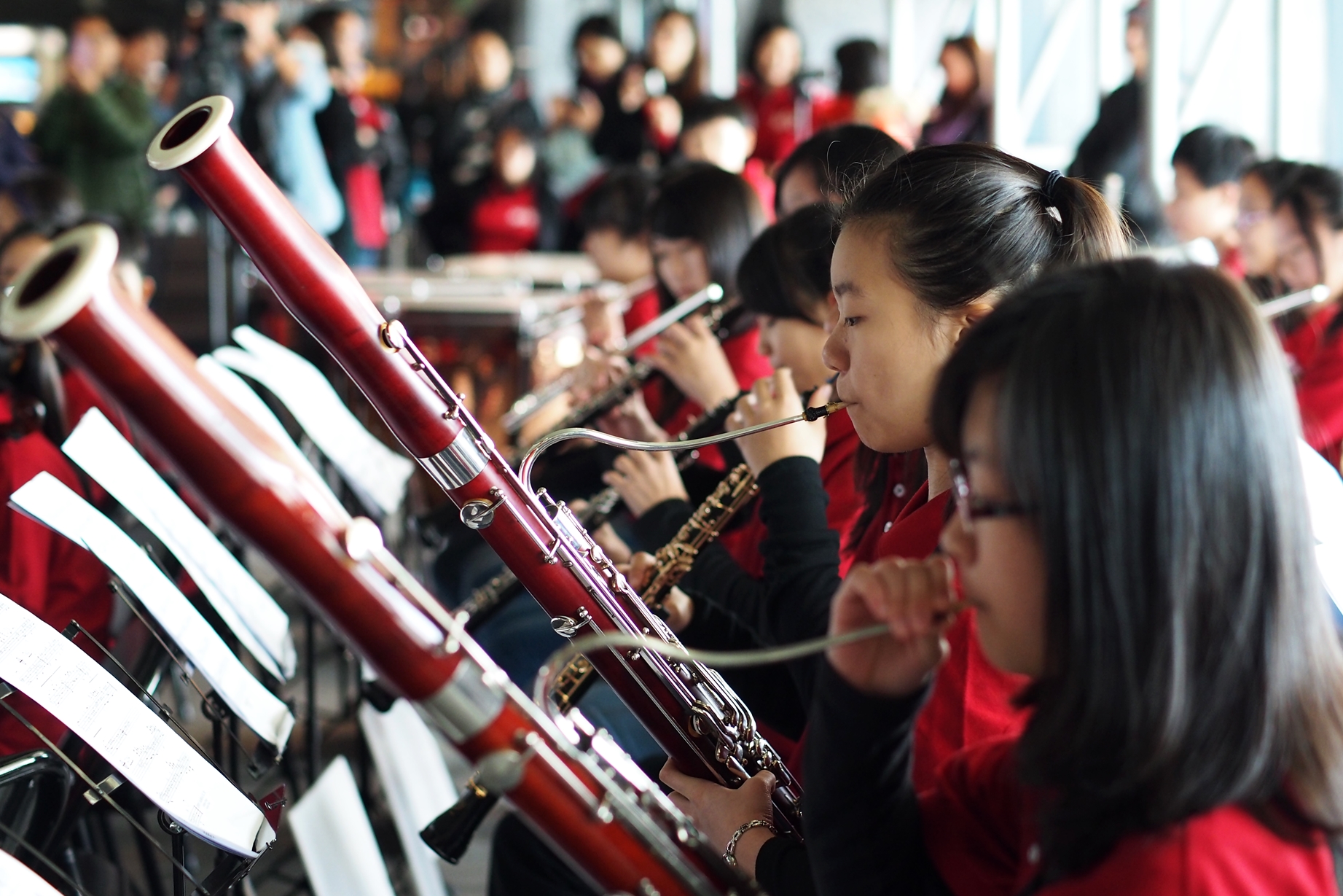 台北愛樂少年樂團於高鐵台中站演出。