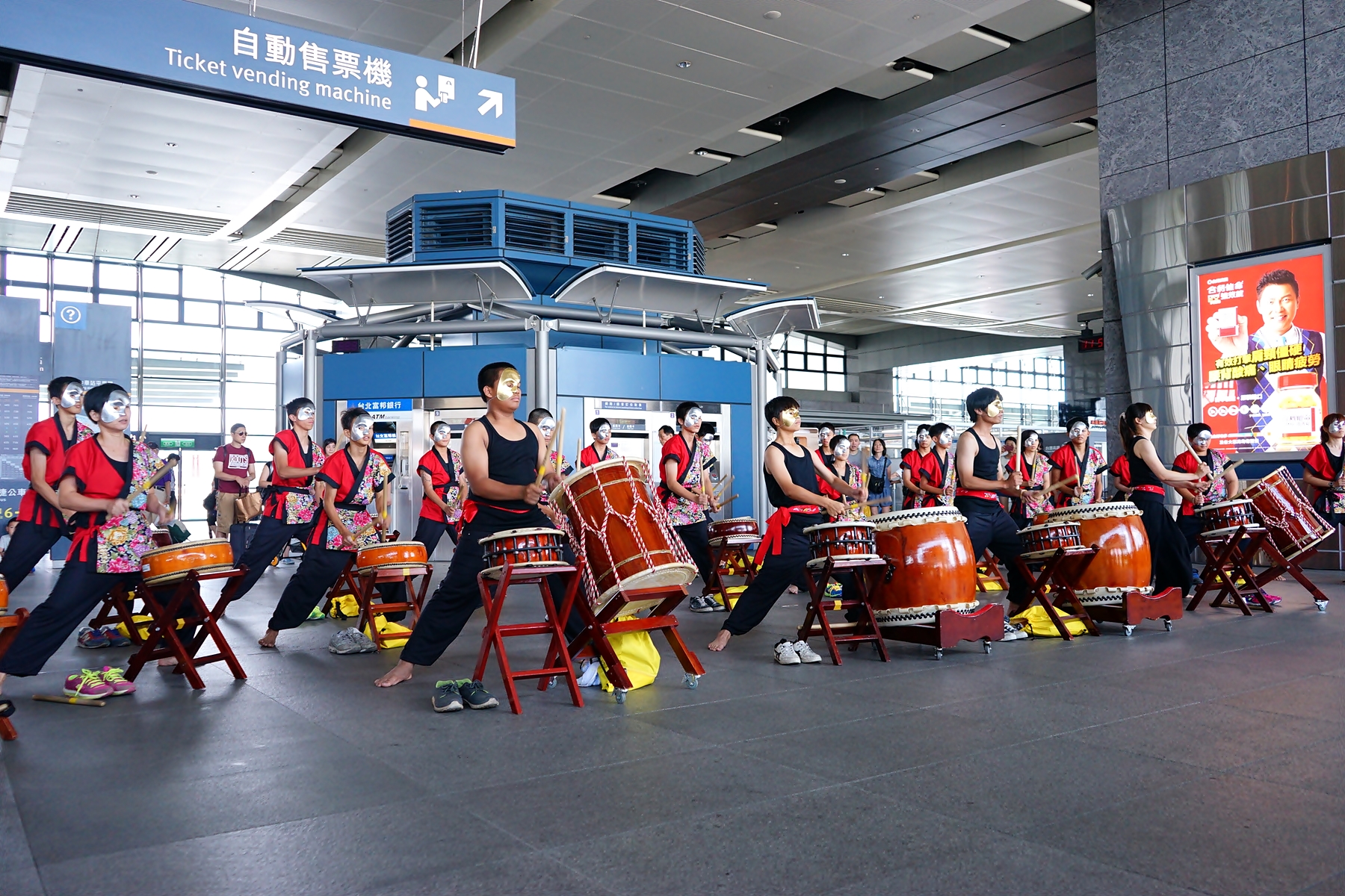 屏東「風雲鼓蕩」太鼓團於高鐵新竹站演出。