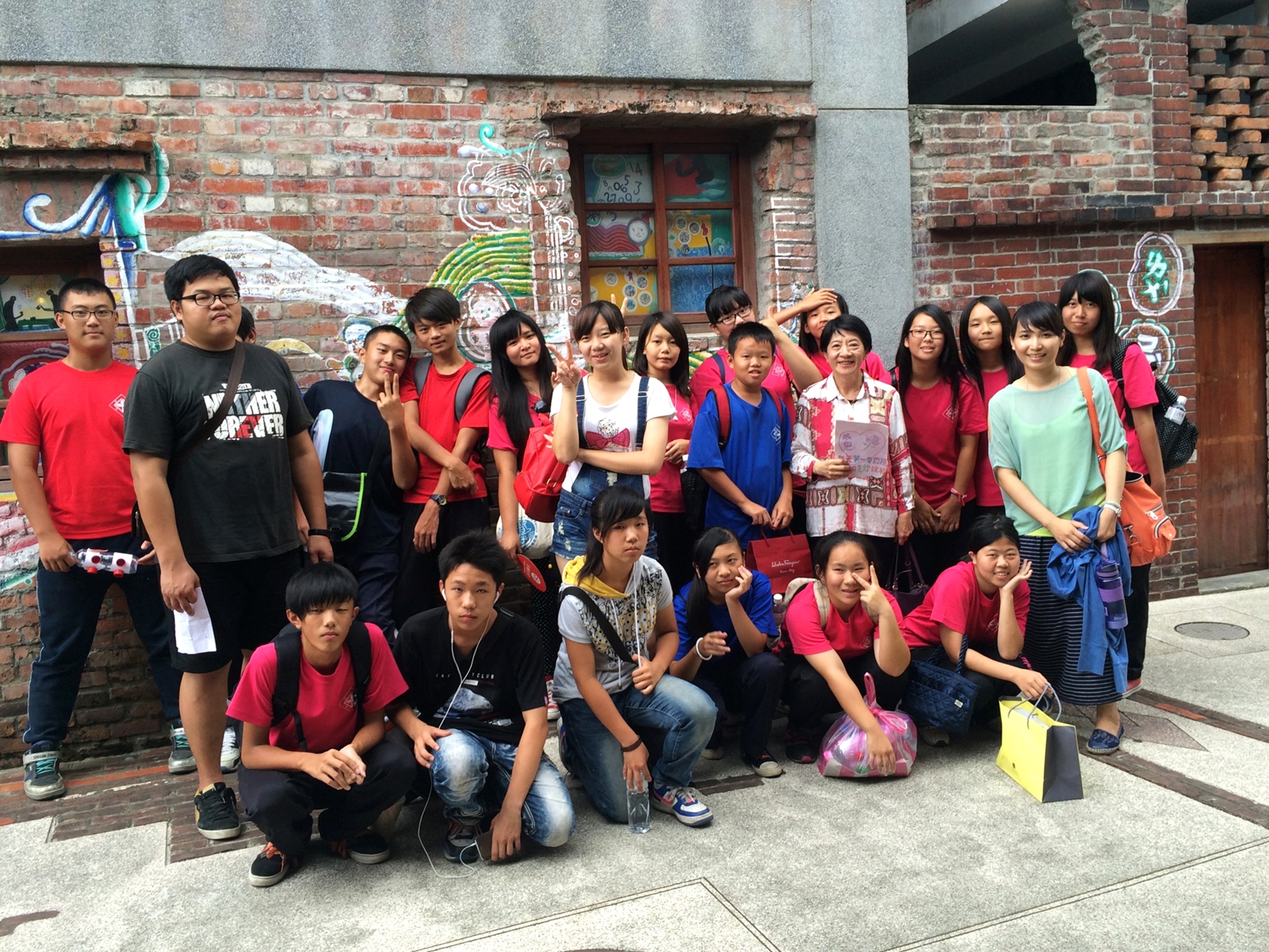 帶孩子參觀剝皮寮歷史街區。