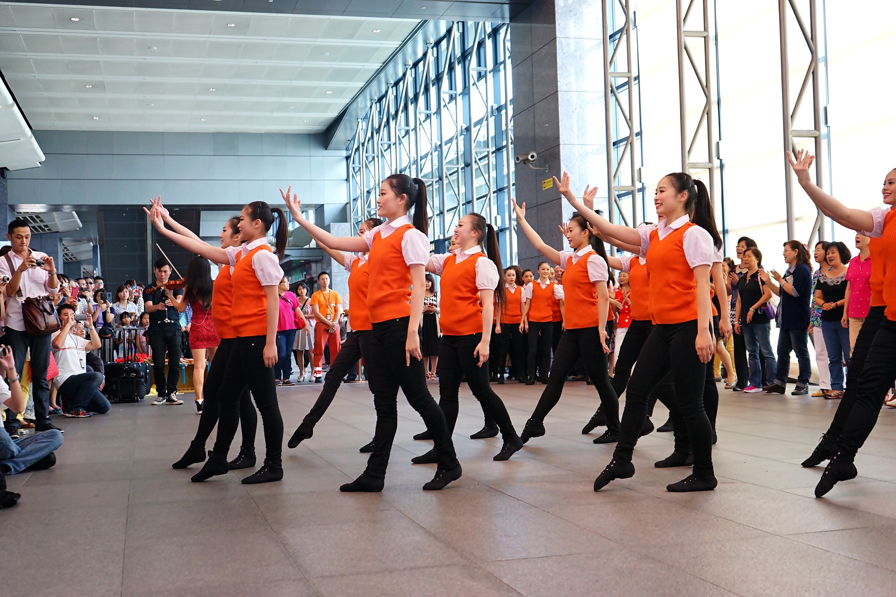 台灣高鐵公司於母親節舉辦藝文表演,增添車站的節慶氛圍。