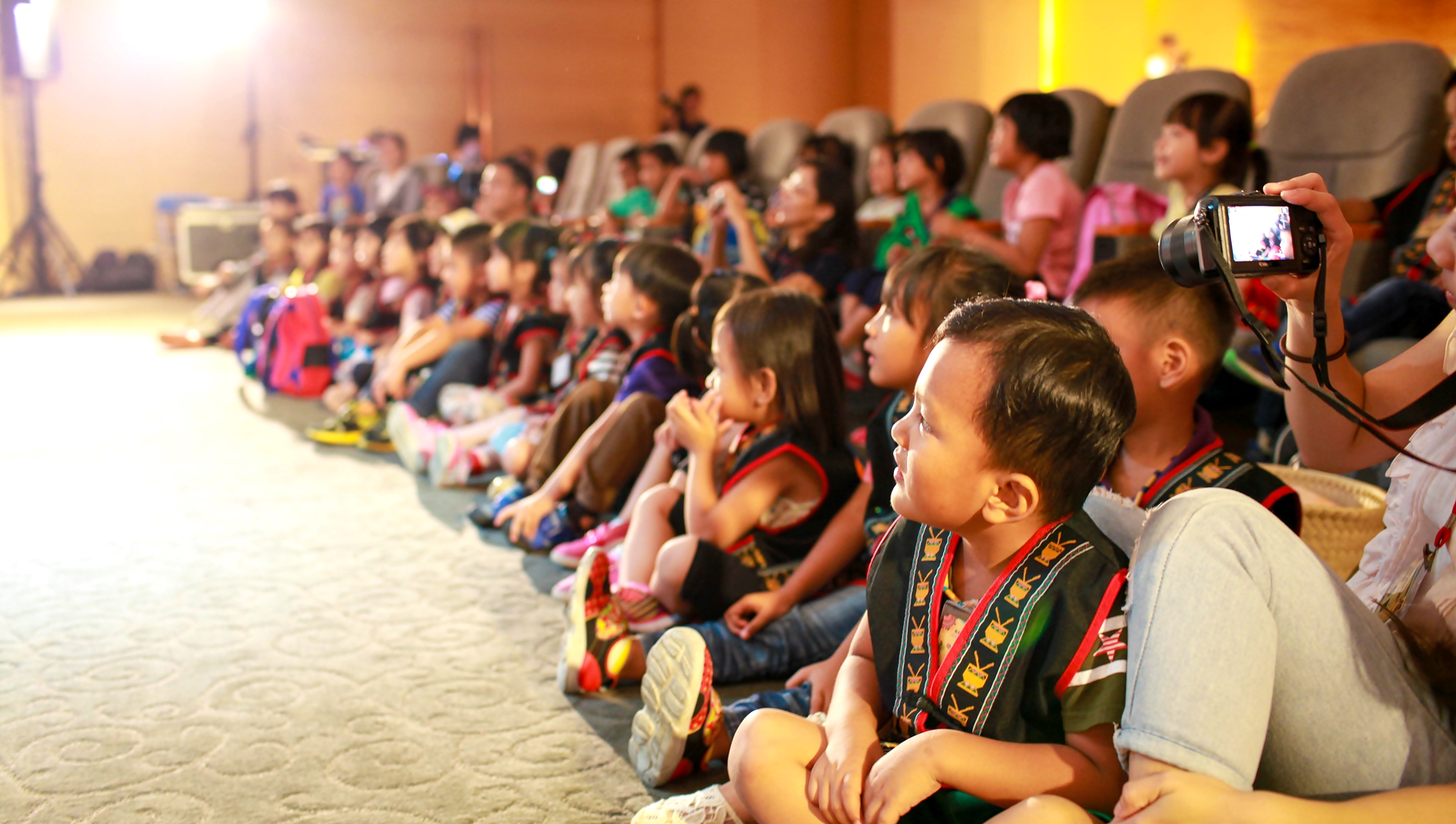 2015年「城鄉兒藝零距離」，帶領小朋友到夢時代欣賞演出。